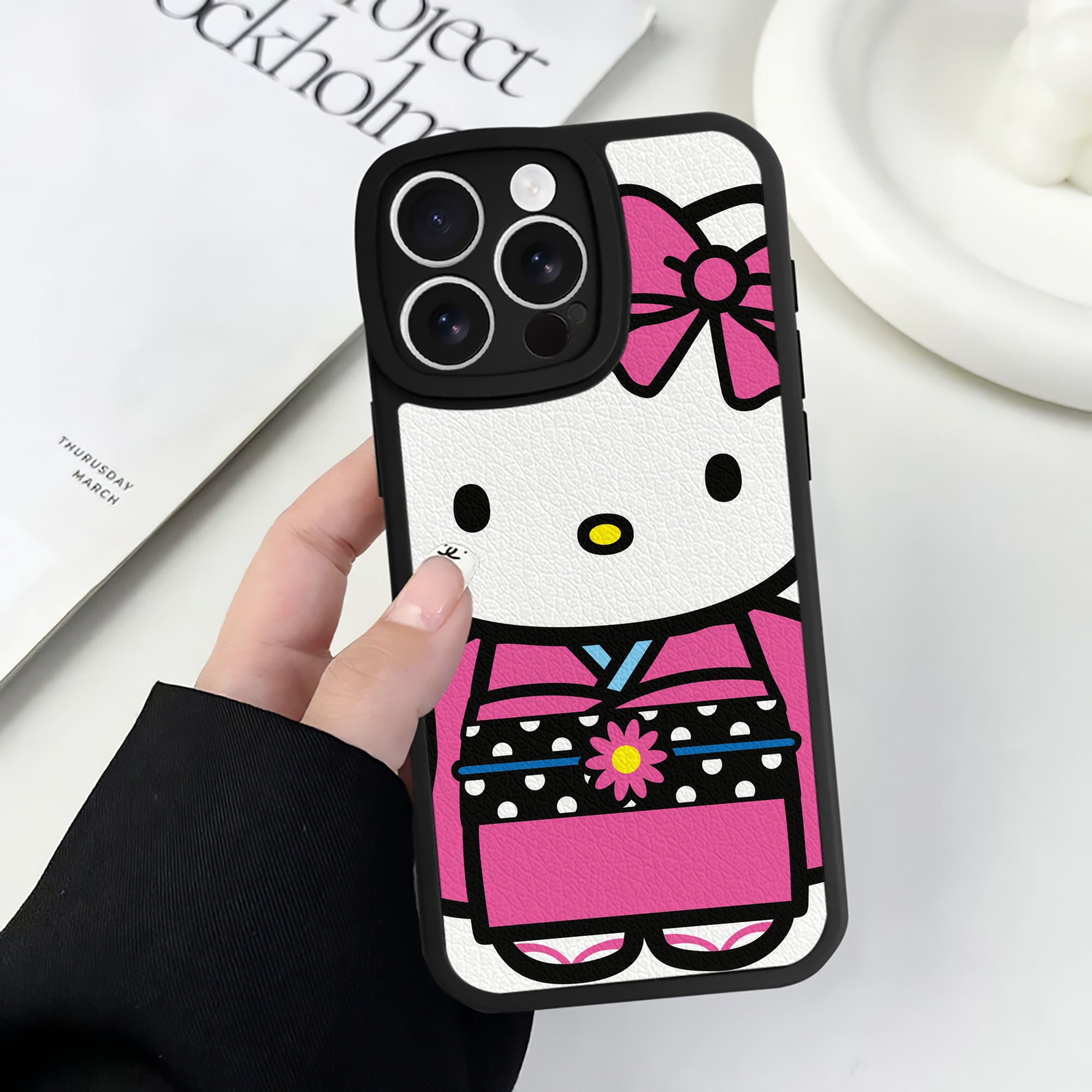 （画像用） Hello Kitty ハローキティ 【iPhone 16シリーズ対応】シリコンスマホケース（レザー調） 材質：シリコン